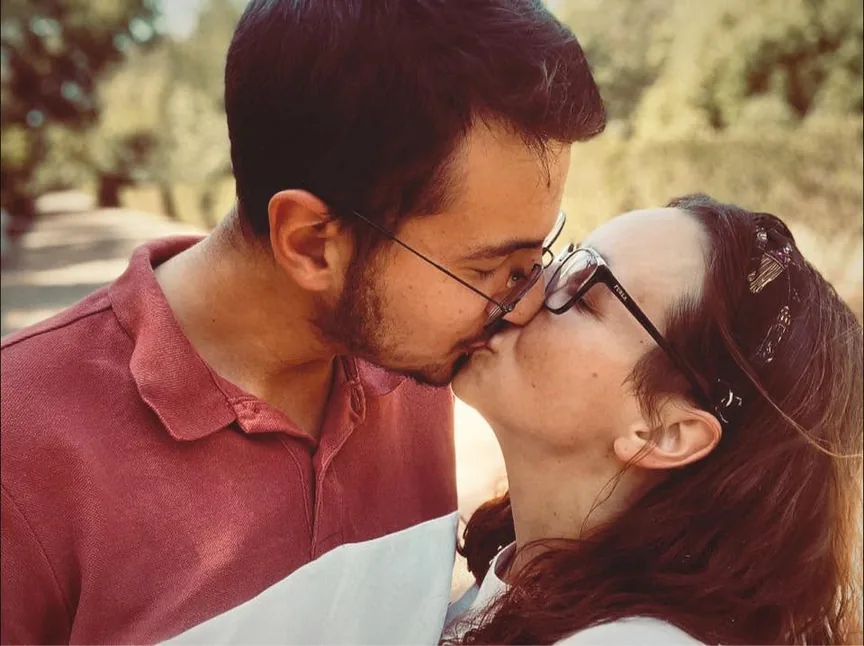 Soraia e Ricardo a beijarem-se, de óculos