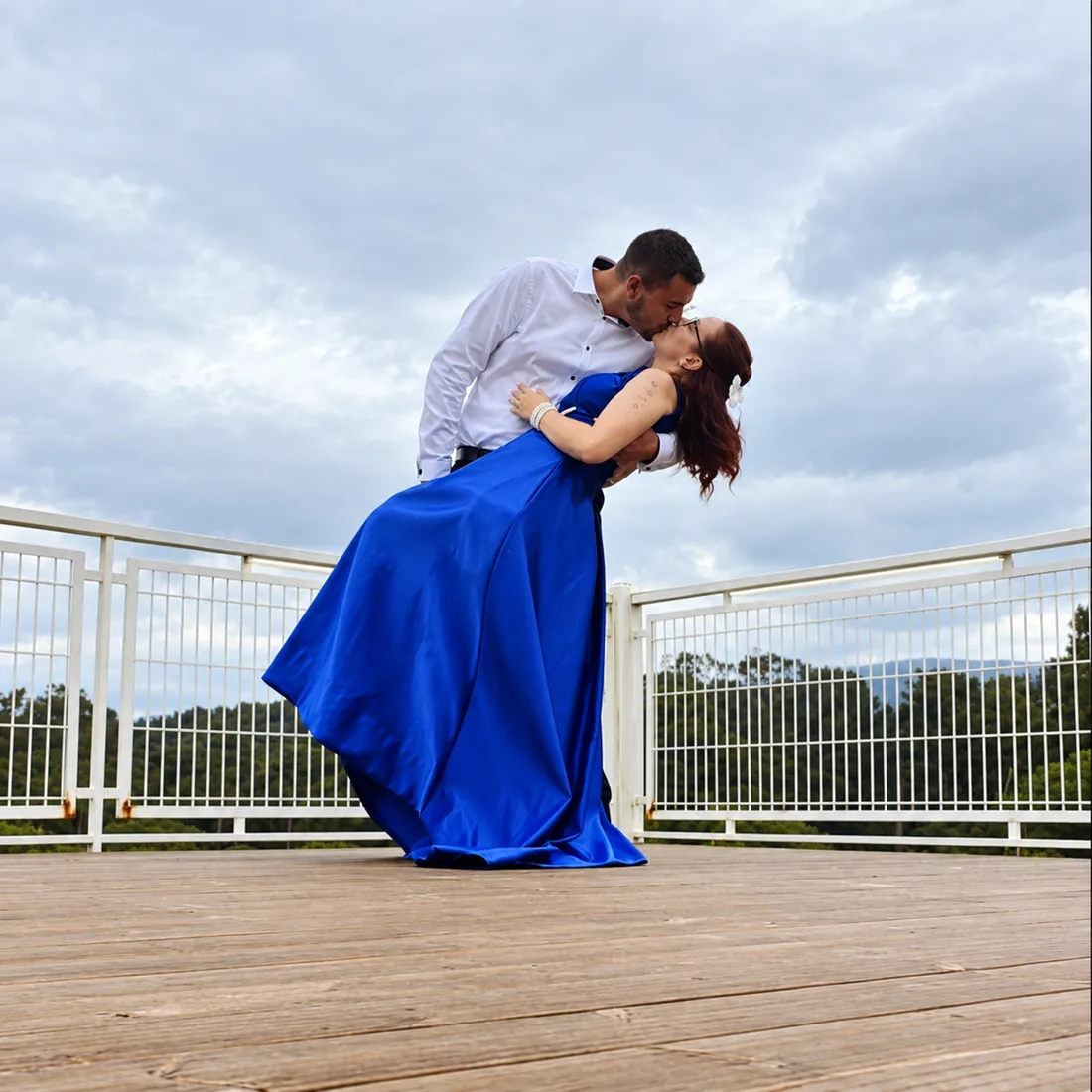 Soraia e Ricardo a beijarem-se num pedido de dança, com um vestido azul